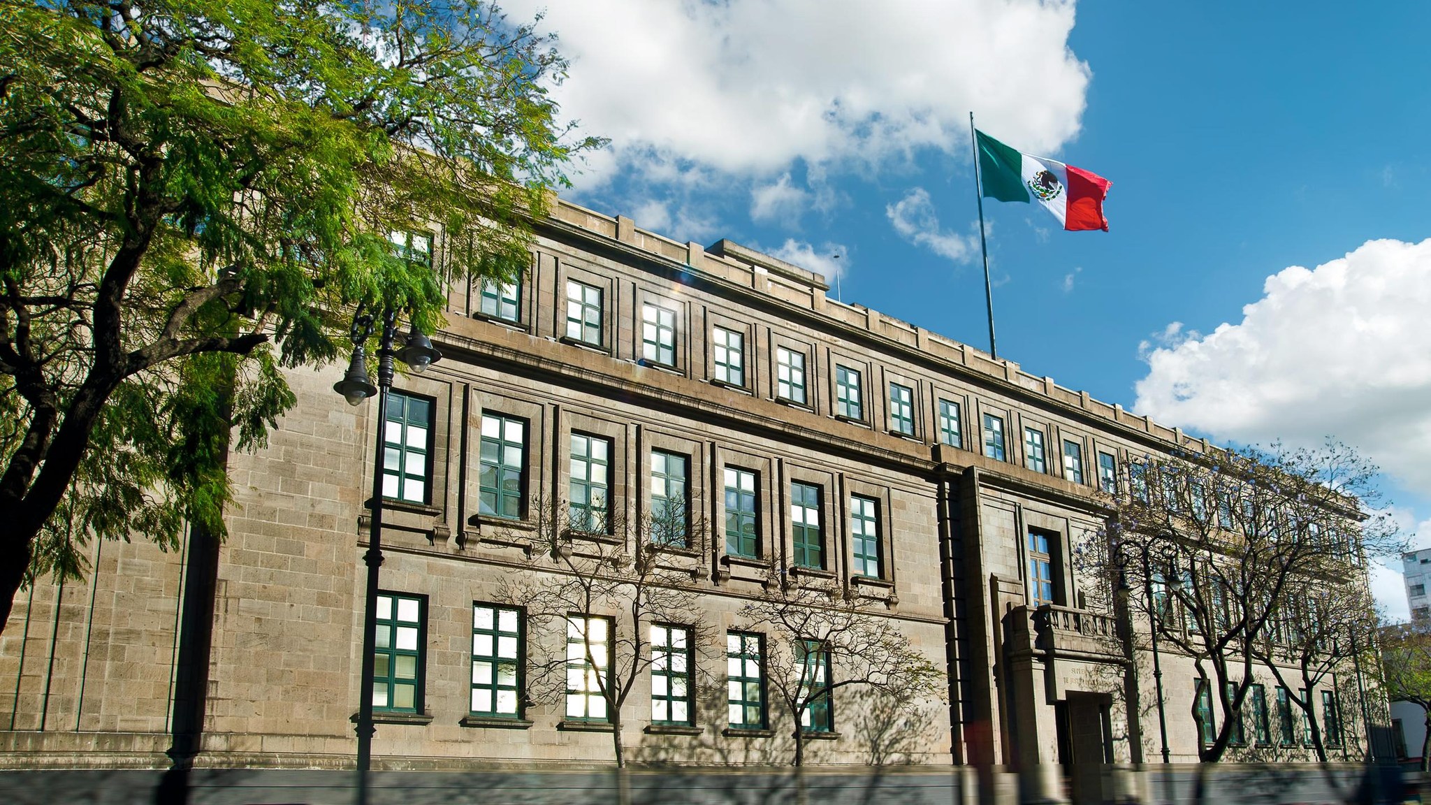 Portada de El Amparo en cinco jurisprudencias del Pleno de la SCJN